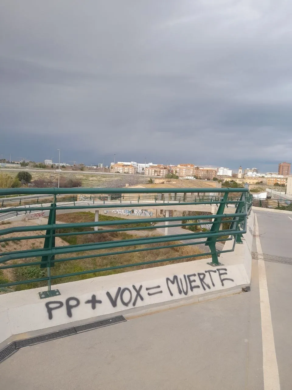 Graffiti near the Turia river that says 'Popular Party + Vox = Death'.